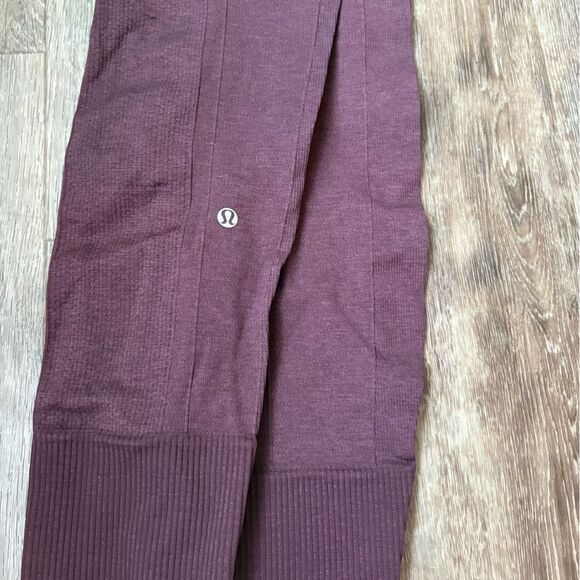 Lululemon Ebb To Street Pant
Heathered Bordeaux Drama leggings - Picture 6 of 7